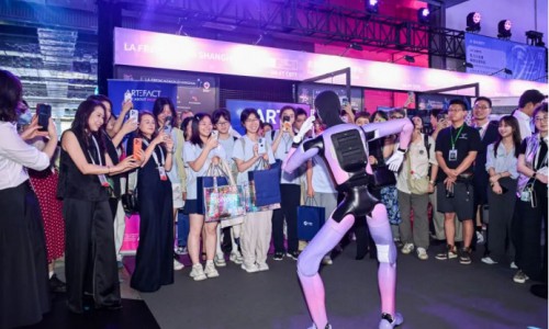 WAIC 的中学女生们:看见 AI,也看见自己